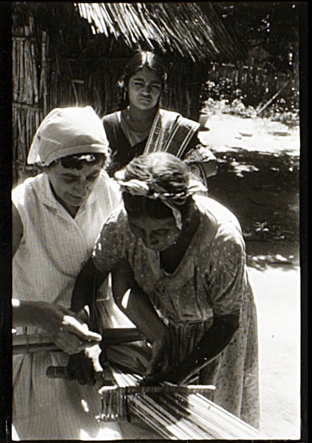 Josef Albers, Anni Albers and local weavers, Santo Tomás, Oaxaca, Mexico, 1956 (Detail). Courtesy of The Josef and Anni Albers Foundation 1976.7.578. Photo: Tim Nighswander/Imaging4Art. © The Josef and Anni Albers Foundation/Artists Rights Society, NY. D.R. © Josef Albers/ARS/VG Bild-Kunst/SOMAAP/México/2020. 