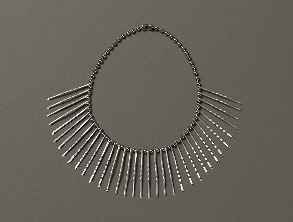 Anni Albers and Alexander Reed, Necklace, ca. 1940. Courtesy of The Josef and Anni Albers Foundation 1994.14.25 Photo: Tim Nighswander/Imaging4Art. © The Josef and Anni Albers Foundation/Artists Rights Society, NY. D.R. © Anni Albers/ARS/VG Bild-Kunst/SOMAAP/México/2020.
