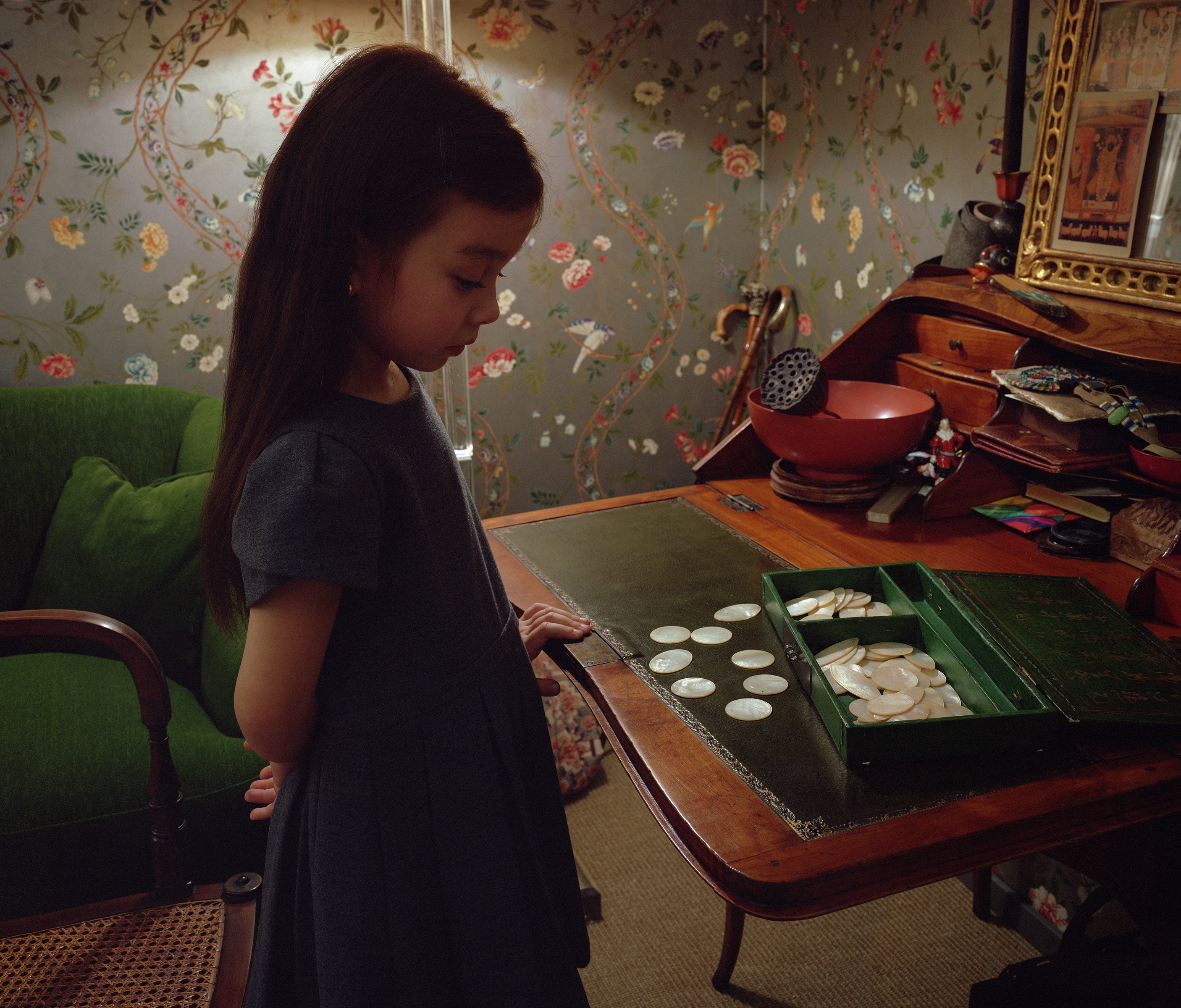 Jeff Wall, _Mother of pearl_, 2016. Inkjet print, 23.625 x 27.75 in. © Jeff Wall. Courtesy of the artist and Glenstone Museum.
