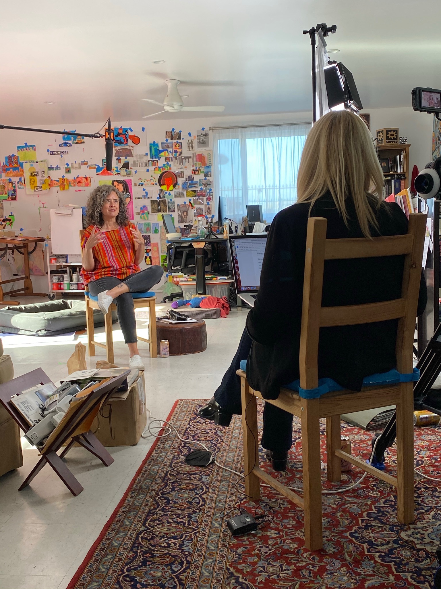 Mary Louise Schumacher interviewing Carolina Miranda. Photo by Teresa Flores. 